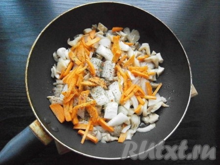 Обжаривать грибы, иногда перемешивая, на среднем огне минут 5. Затем добавить к ним нарезанный кусочками репчатый лук и нарезанную соломкой (или небольшими брусочками) морковь, посыпать немного специями и посолить.
