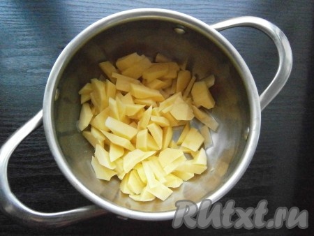 Картофель, чеснок, морковь и лук очистить, вешенки промыть и обсушить. Картошку нарезать в кастрюлю небольшими кусочками, влить воду, довести ее до кипения, посолить, уменьшить огонь. Варить картофель 25 минут.
