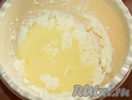 В отдельной ёмкости яйца слегка взбить миксером на небольшой скорости, а затем добавить в масло с сахаром, перемешать.