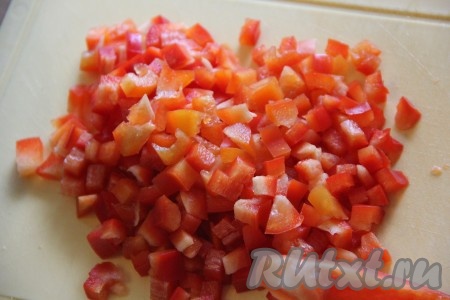 Болгарский перец вымыть, удалить плодоножку с семенами и нарезать на кубики.
