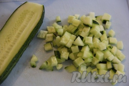 Свежий огурец вымыть и нарезать на кубики. Желательно все овощи нарезать на кубики, приблизительно, одинакового размера.
