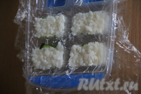 Поверх сыра выложить еще рис и хорошо утрамбовать. Таким образом заполнить все лунки формы.
