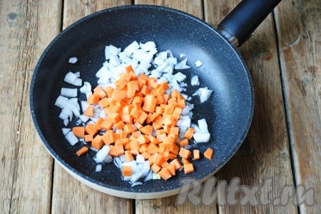 Лук и морковь очистить, нарезать небольшими кубиками и выложить в разогретую с растительным маслом сковороду.
