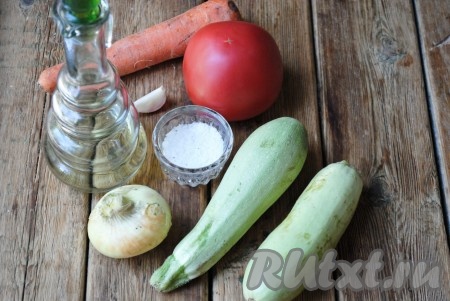 Подготовить необходимый набор ингредиентов для приготовления кабачков, тушеных с морковью и помидорами.