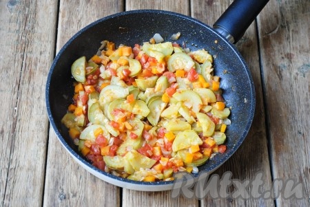 Тушить кабачки с морковью и помидорами под прикрытой крышкой на медленном огне 10-15 минут (до готовности овощей), периодически помешивая.