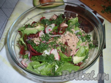 Выложить салат в салатник. Зелень укропа измельчить и посыпать салат.