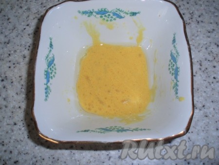 Сок лимона соединить с 2 столовыми ложками оливкового масла и горчицей, тщательно перемешать и заправка для салата готова.