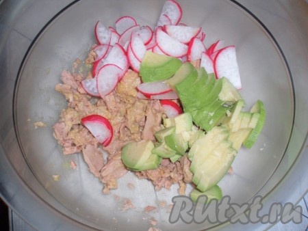 Авокадо очистить от шкурки, удалить косточку, нарезать на кусочки и выложить в салат из консервированного тунца и редиса.
