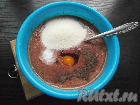 Всыпать соль, перец, манную крупу и добавить сырое яйцо.