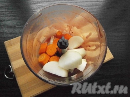 Морковь и лук очистить, нарезать на кусочки и поместить в чашу блендера.

