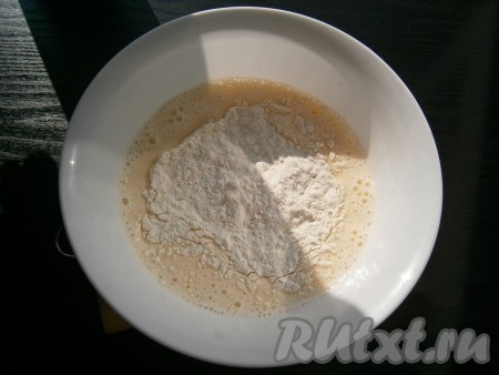 Продолжая взбивать, всыпать частями сахарный песок. Взбивать яйца с сахаром минут 5 (до светлой, плотной массы). Далее добавить муку и замесить тесто, похожее на хорошую сметану.