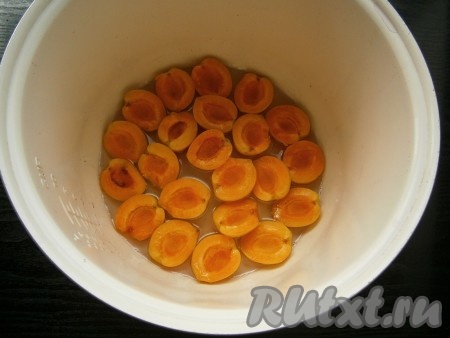Выложить половинки абрикосов плотно друг к другу в сироп разломом (разрезом) вверх.