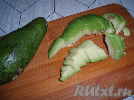 Авокадо очистить от шкурки, удалить косточку и нарезать на кусочки. Сбрызнуть авокадо соком лимона и добавить к шпинату.
