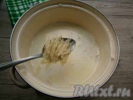 Затем накрыть кастрюлю крышкой и дать постоять минут 10-15. Таким образом вермишель не переварится и ваш молочный суп не превратится в кашу.

