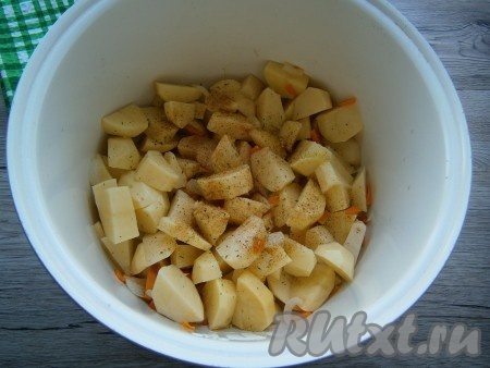 Далее добавить картофель, специи, посолить по вкусу.
