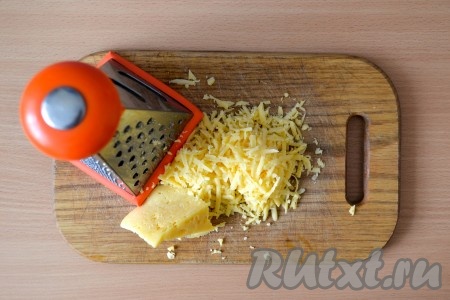 На крупной терке натереть твердый сыр. 