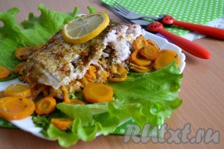 Рыба, запеченная в духовке с морковью, получается сочной, ароматной, нежной и очень вкусной. Она прекрасно сочетается с запеченным картофелем, пюре, различными кашами, овощами и салатами.
