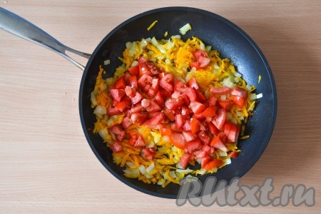 На помидорах сделать крестовые надрезы, обдать кипятком и оставить на 2-3 минуты. Затем снять кожицу и нарезать помидоры небольшими кусочками (если хотите, чтобы овощи приготовили побыстрее, можно помидоры, очищенные от кожуры, пробить блендером). Выложить помидоры в сковороду к обжаренным овощам.

