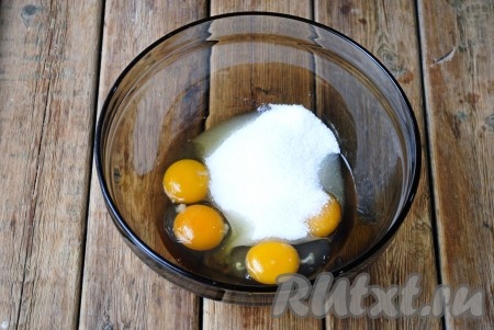 В миску разбить яйца, всыпать ванильный сахар и сахар. 
