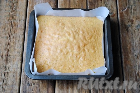 Выпекать бисквитный пирог с чёрной смородиной в разогретой до 180 градусов духовке 30-35 минут (до красивого румяного цвета).
