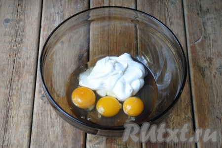 Яйца соединить в миске со сметаной и солью. 