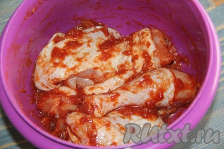 Хорошо обмазать части курицы томатной пастой, солью, аджикой и оставить мариноваться на 30-50 минут (можно дольше).
