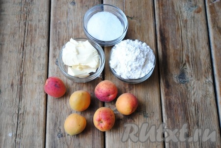 Подготовить необходимый набор ингредиентов для приготовления абрикосового крамбла.
