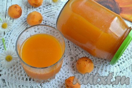 Закатать полезный и очень вкусный абрикосовый сок с мякотью, приготовленный на зиму, прокипяченными крышками, перевернуть и укутать. Дать банкам полностью остыть и можно переставить их на хранение в прохладное место.
