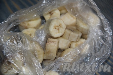 Бананы предварительно очистить, нарезать на кусочки и, поместив в пакет, убрать в морозильную камеру на 1 час.
