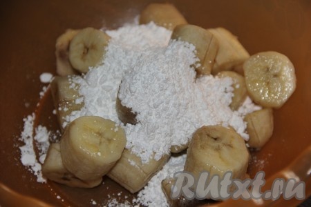 Поместить бананы в глубокую миску и добавить сахарную пудру.