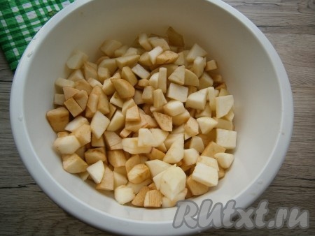Нарезать яблоки небольшими кусочками или кубиками. Вес нарезанных яблок должен составлять 1 килограмм.
