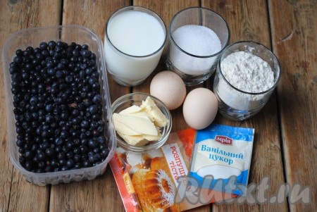 Подготовить необходимый набор ингредиентов для приготовления пирога с черникой на кефире. 