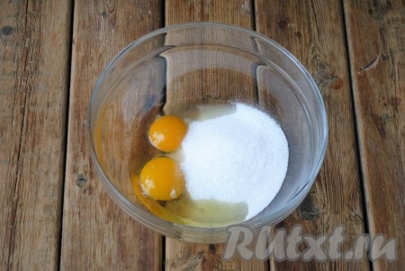 Яйца вбить в миску, всыпать сахар и ванильный сахар.