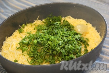 Укроп вымыть, мелко нарезать и добавить к сыру и чесноку.
