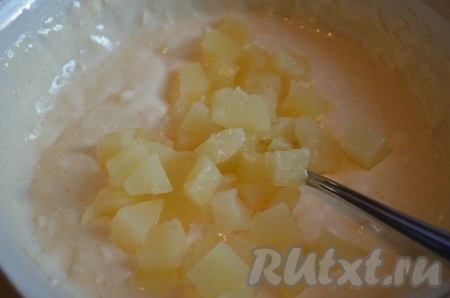 Добавить в тесто мелко нарезанные ананасы. Тесто будет не очень густым.
