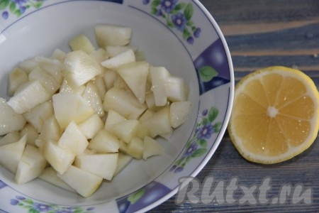 Груши очистить и нарезать на кубики среднего размера. Добавить к кусочкам груш лимонный сок и перемешать (лимонный сок нужен для того, чтобы груши не потемнели).