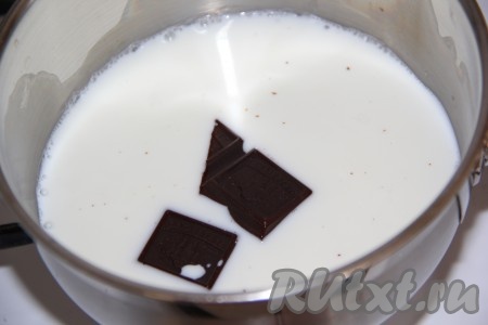 В молоко добавить дольки шоколада и поставить на огонь. Довести массу до кипения. 
