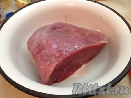 Вымыть и обсушить телятину. Нарезать мясо на квадратики для тушения размером, примерно, 1,5х1,5 см.