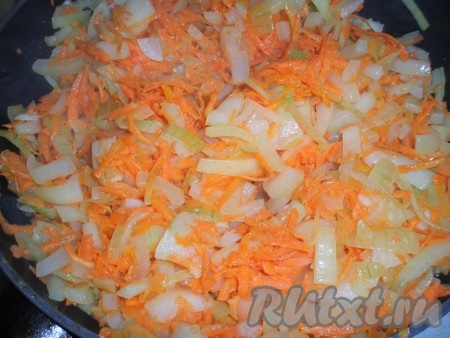 На сковороде раскалить растительное масло и обжарить лук до полуготовности, затем добавить морковь и обжаривать овощи вместе на среднем огне, периодически помешивая, 5 минут.
