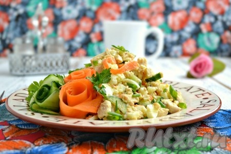 Очень вкусный салат "Пражский", приготовленный с курицей, выложить горкой на тарелку, посыпать измельченным зеленым луком и подать к столу.