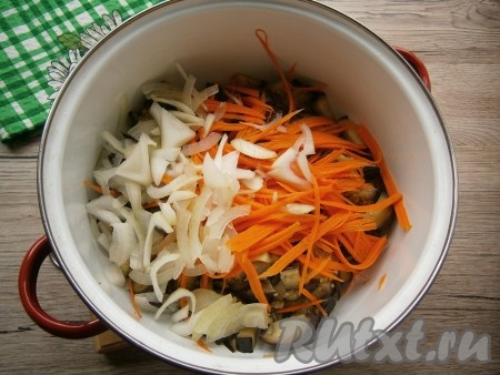 Лук, чеснок и морковь очистить. Добавить к баклажанам нарезанный тонкими полукольцами или перьями репчатый лук и натертую на корейской терке морковь.