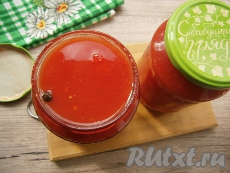 Слить второй раз воду из банок с помидорами и сразу же залить их горячим томатным соусом.
