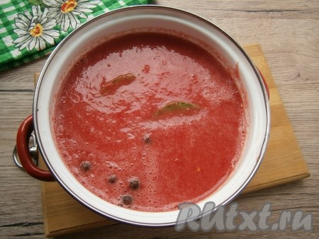 Перелить томатное пюре в кастрюлю, добавить соль, сахар, перец душистый горошком и лавровые листья.
