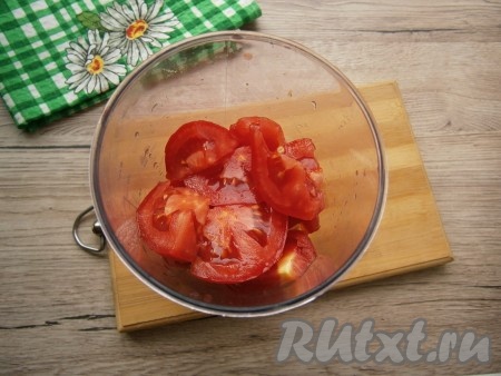 Мягкие помидоры нарезать.
