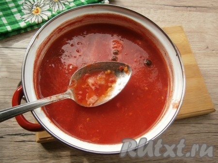Далее добавить в кастрюлю измельченный чеснок и влить уксус, варить томатный соус еще 2-3 минуты.
