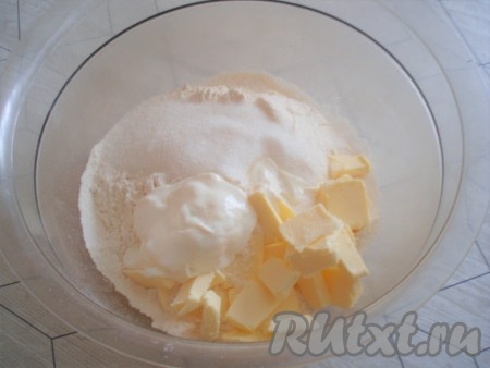 Добавить нарезанное кусочками сливочное масло и сметану. Быстро замесить тесто, сформировать шар и охладить его в холодильнике 30 минут.
