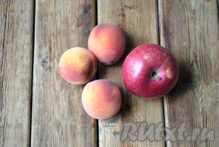 Подготовить персики и яблоко, хорошо их вымыть и обсушить. Яблоко очистить от кожуры и семечек. Из персиков удалить косточки.
