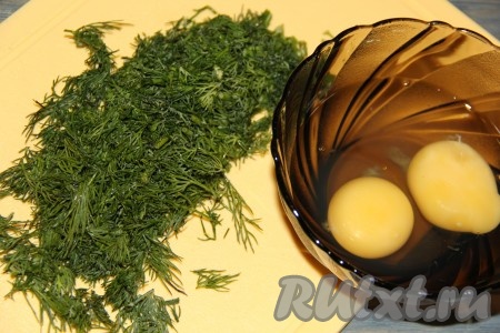 Зелень вымыть, мелко нарезать. В отдельную миску разбить яйца, добавить нарезанную зелень, перемешать.
