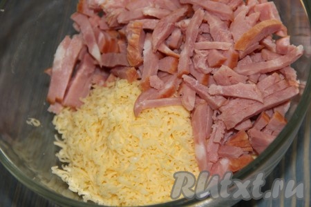 Колбасу или колбасное ассорти нарезать длинными брусочками, добавить к творогу и сыру, перемешать начинку.
