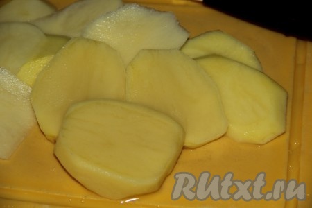 Картофель очистить и нарезать на тонкие кружочки или овалы. Картофель лучше использовать покрупнее.